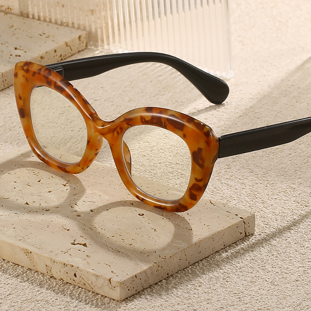 KLASSNUM Trendy Bold Lines Cat - Eye Piece Magnifier recensione e prezzo